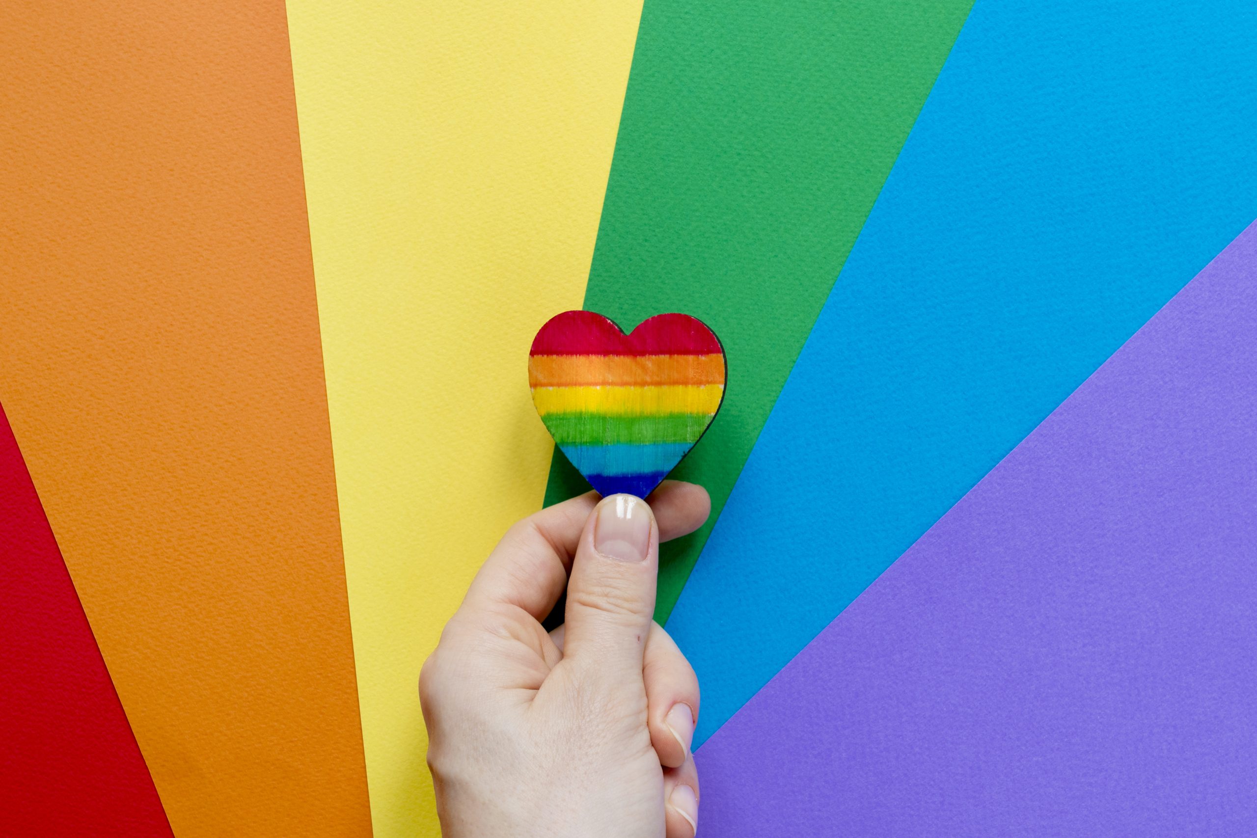 De la mano con el corazon del arco iris